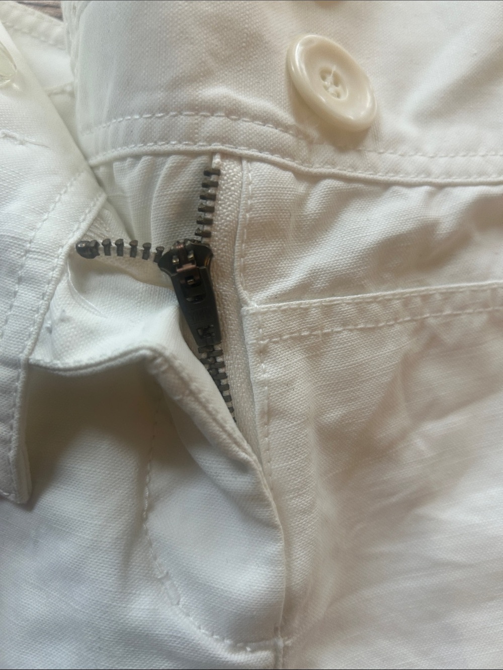 Vintage BCBGMaxAzria Runway White Shorts Size 2 - Picture 5 of 14